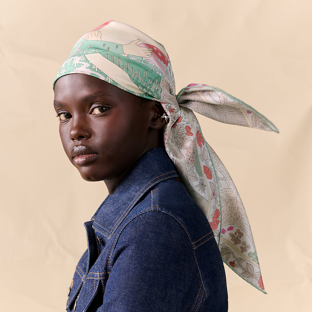 ◇極美品 HERMES スカーフ ストール レ・ゼル・ドゥ・ペガス Dans les Bras de Selene scarf 90 - White | Hermès USA